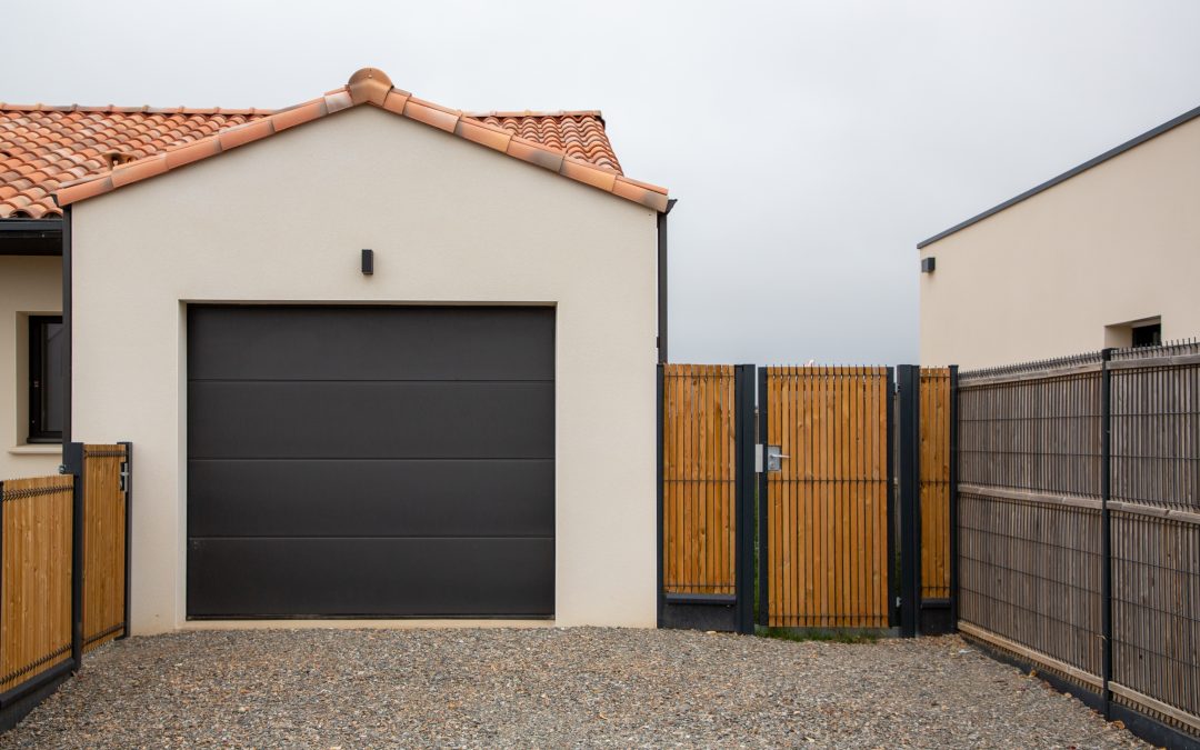 Installation de portes de garage motorisées à Lambersart avec les Artisans de la Lys