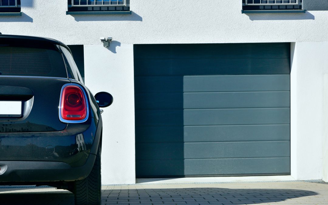 Découvrez les portes de garage motorisées à La Madeleine avec les Artisans de la Lys